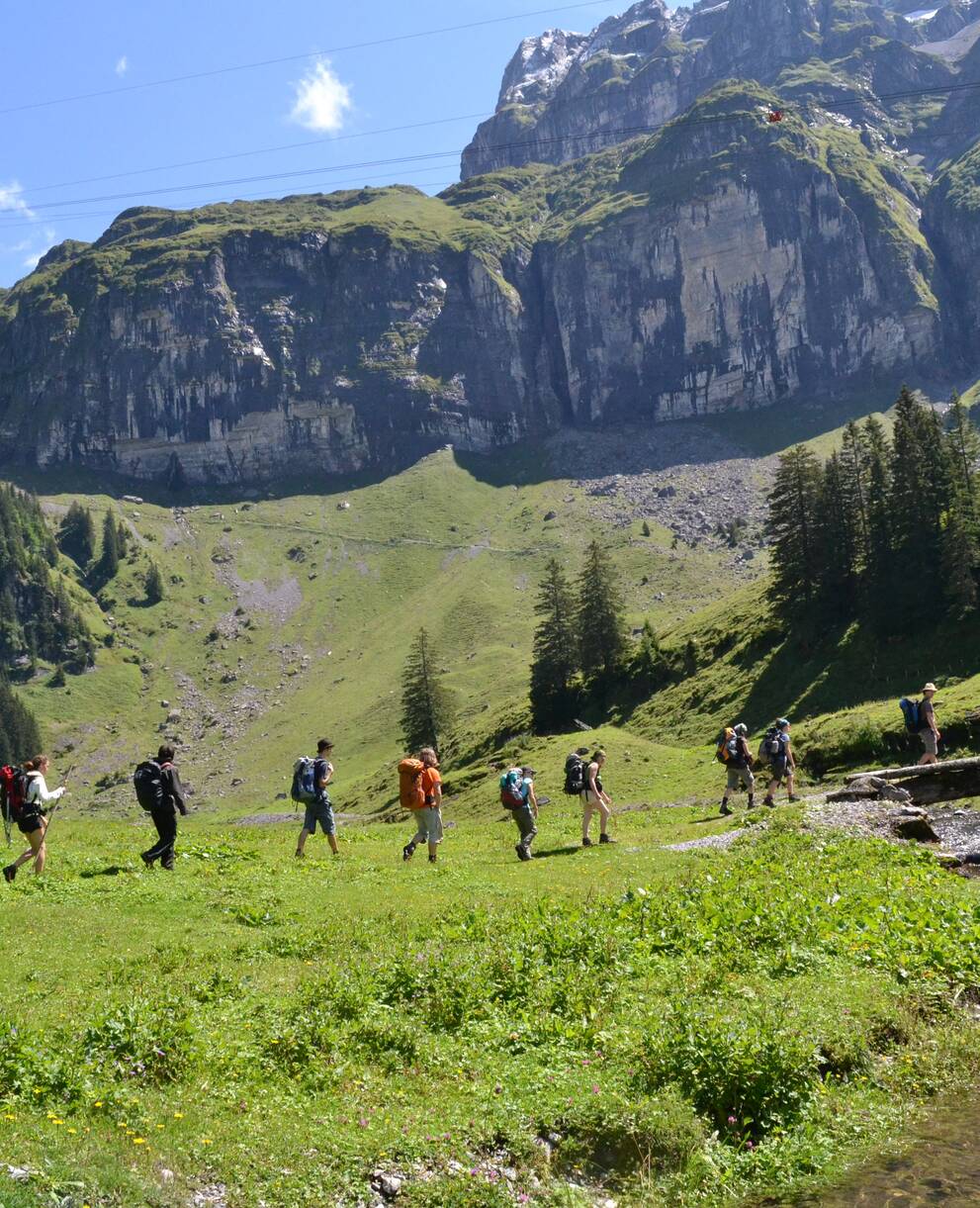 Jeunes marchent à la maontagne